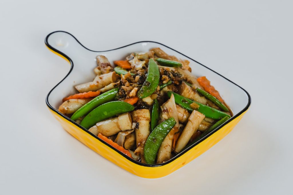 客家人以牧草餵牛也食用嫩草心，展現田盡其用的精神。