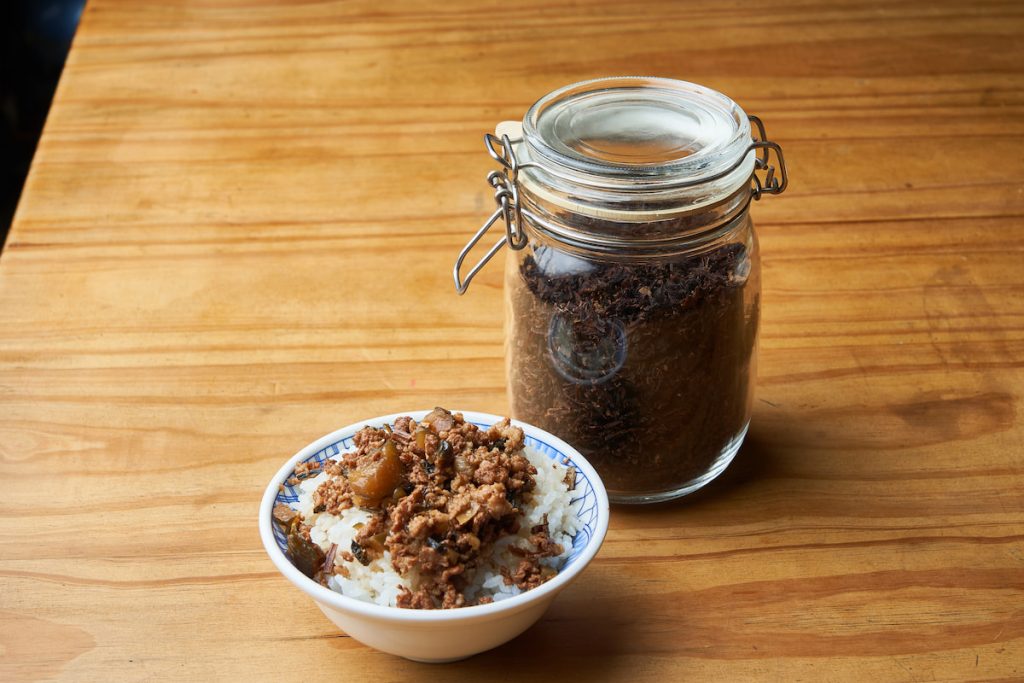 美濃147米做成的瓜仔肉飯,與蘿蔔苗一起燉煮,讓香氣更有層次。