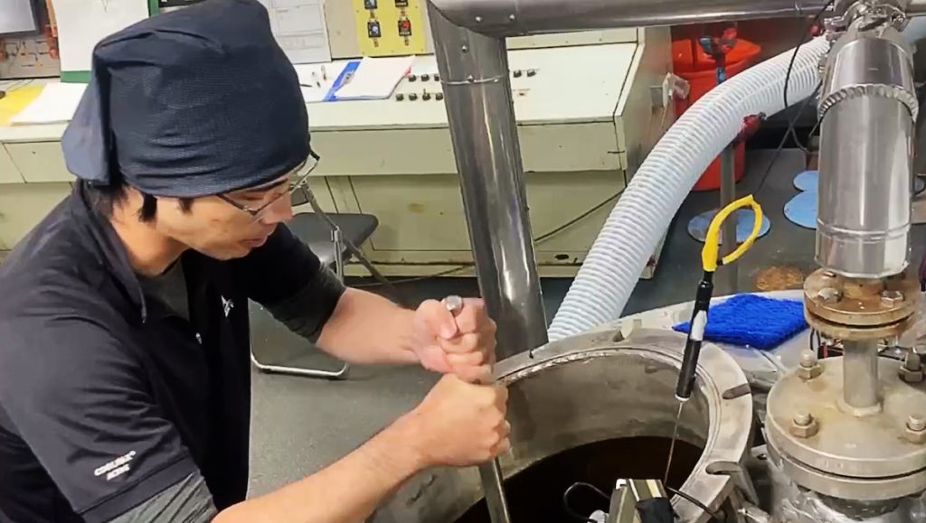 任永旭親自執行蒸飯投料、攪拌等步驟。在設備齊全優良的桃園酒廠釀酒,讓清酒品質進一步提升。(圖片提供/任永旭)