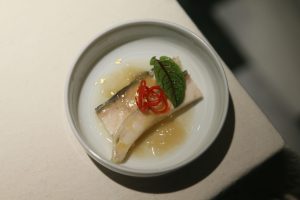 同樣來自宜蘭的鱘龍魚，用泰式手法料理。（攝影／孫維揚）
