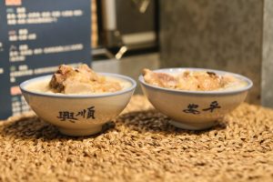 特別從宜蘭帶來的平安粥碗,給予賓客祝福。(攝影/孫維揚)