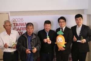 王文星（中）邀請大村（右二）與契作農民共襄盛舉。（攝影／孫維揚）