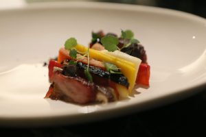 繽紛的胡蘿蔔配上臺灣牛肉，產生多重風味。（攝影／孫維揚）