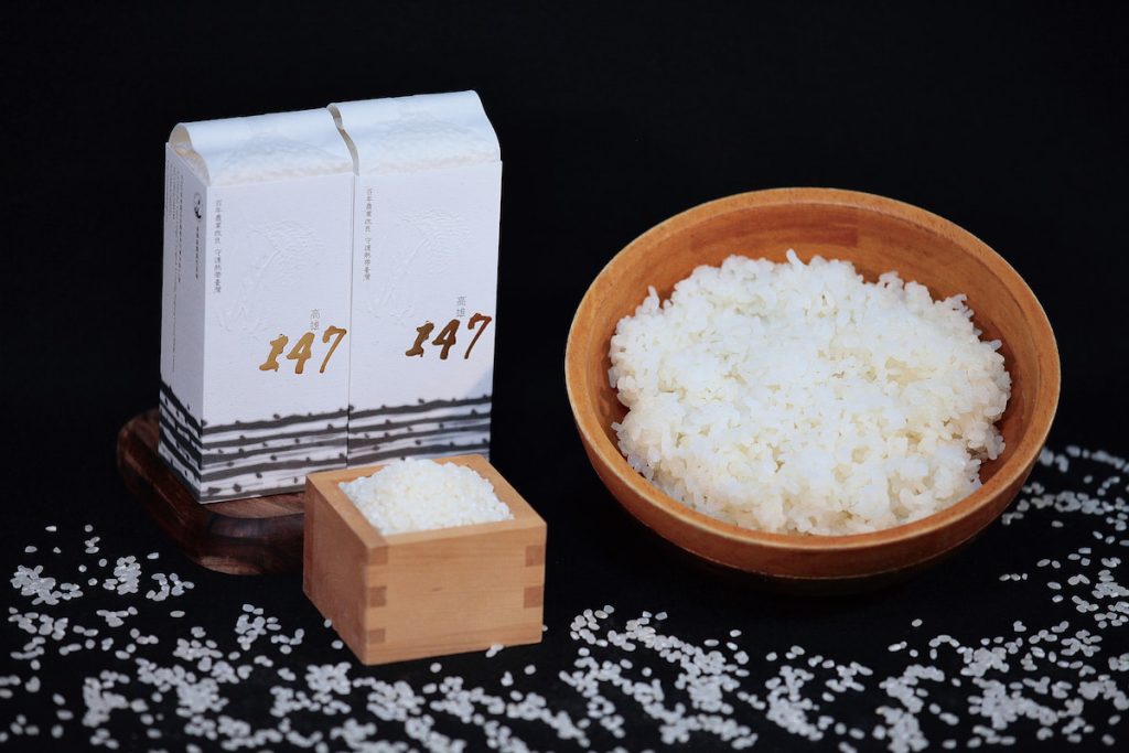 高雄147號煮成米飯後,外觀晶瑩、口感有彈性且有嚼勁,雖是香米,但香氣淡而更「耐吃」。(攝影╱林怡均)