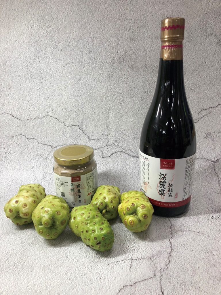諾麗果發酵液與純淨果粉，是農場的熱賣產品。