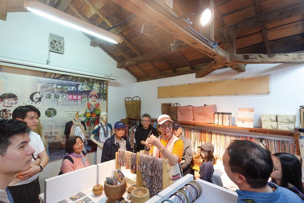 郭淑娟以生動解說，帶領遊客領略太魯閣編織。