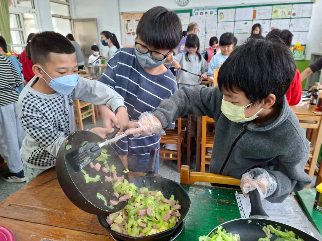 南勢國小學童自己動手下廚，做出日本姊妹校傳來的菜單。（圖片提供／方淑儀）