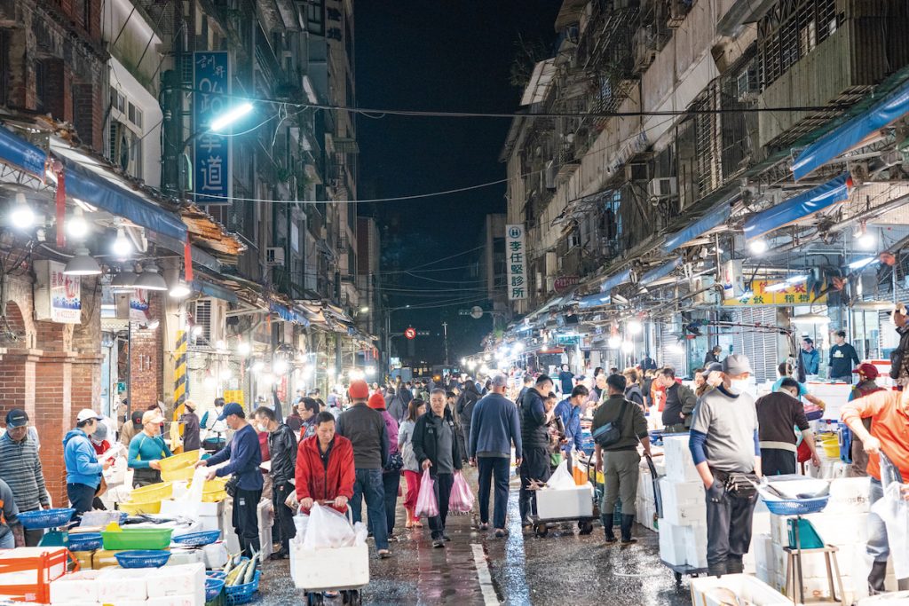 張正忠習慣到充滿鮮魚的崁仔頂魚市「掃貨」。