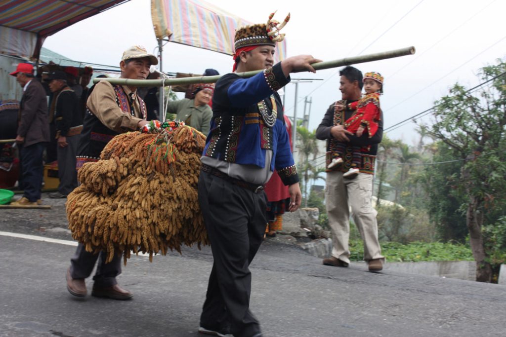 男方將小米當作結婚聘禮。