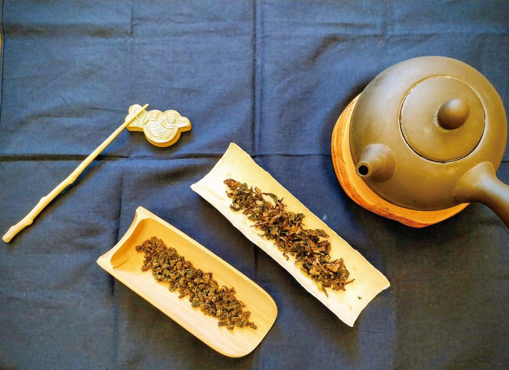 左側是偏球狀，右側是偏碎型的兩款葉佳龍茶。