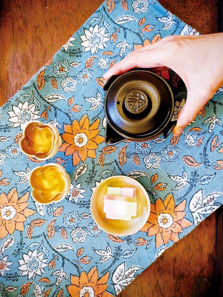 快沖淡泡的佳葉龍茶，茶湯清透，滋味高雅。
