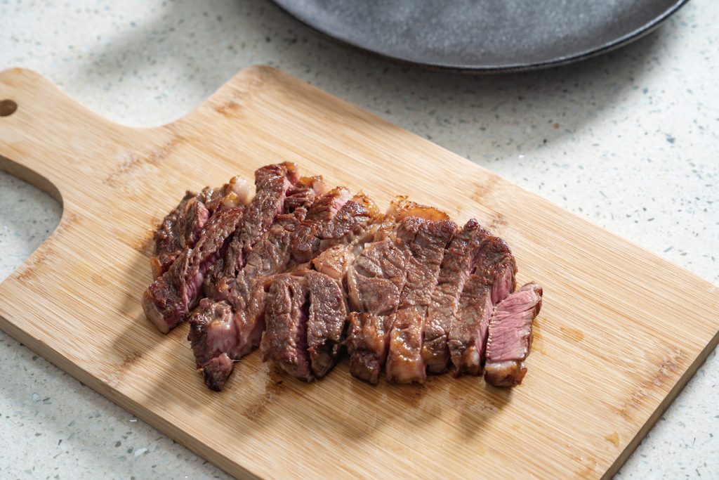 紐約客牛排，肉味豐盈、甘美醇芳。