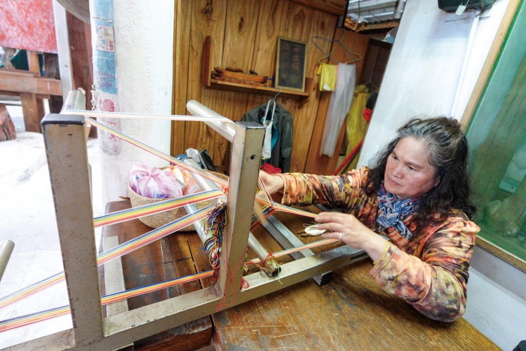 部落耆老製作太魯閣族精緻飾品，並擔任體驗行程講師。