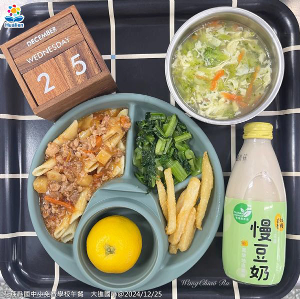 花蓮縣大進國小學校午餐，除了有機蔬菜外，每週還有供應一次在地有機豆奶，是由鳳榮地區農會契作製造。（圖片提供／花蓮縣教育處）