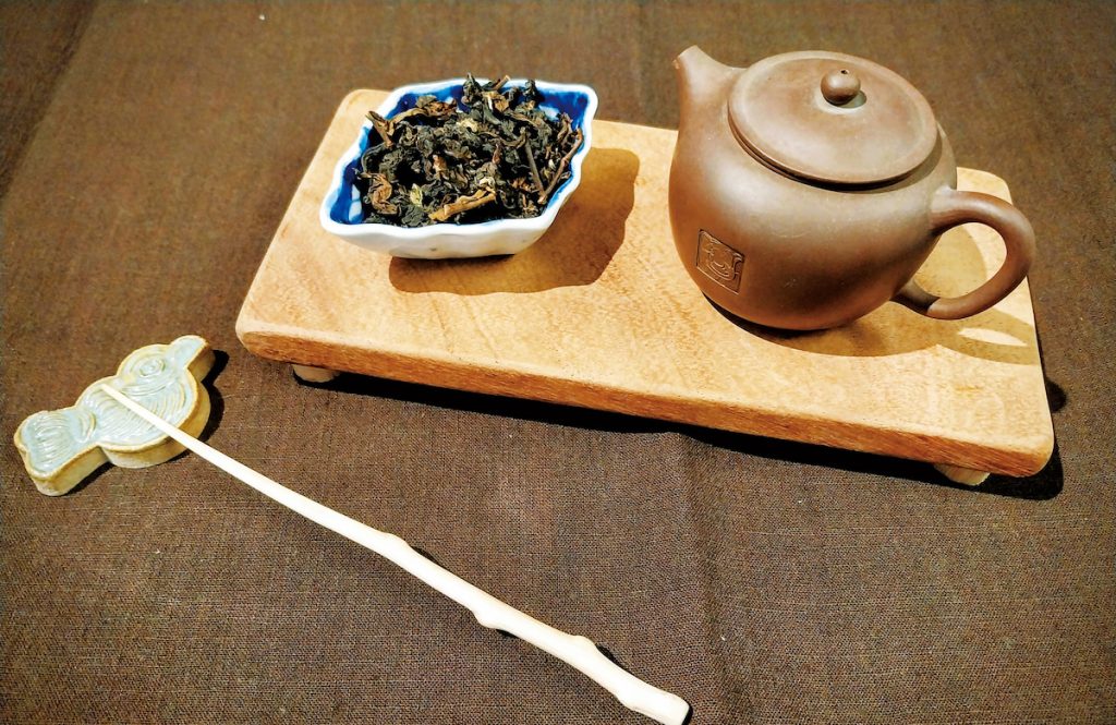 雨天鬱悶時，不妨品上一壺佳葉龍茶的醇厚湯底。