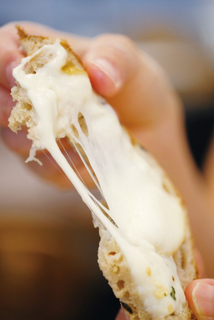 煙燻斯卡莫札乳酪，拉絲效果如變魔術。