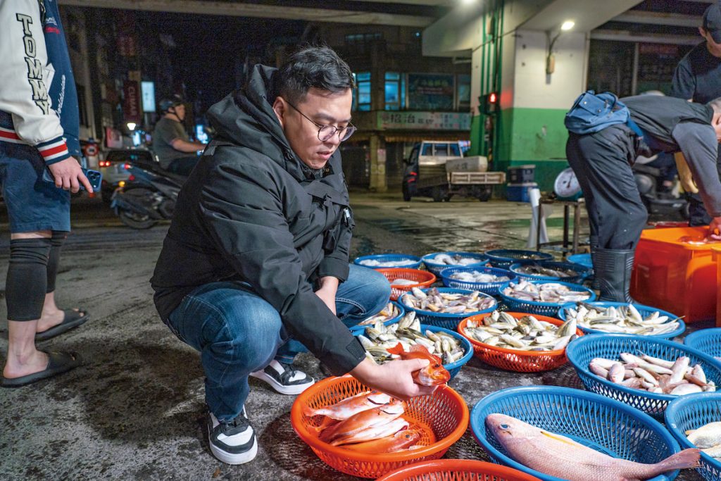 稍微觀察，張正忠就可以挑出符合標準的魚貨。