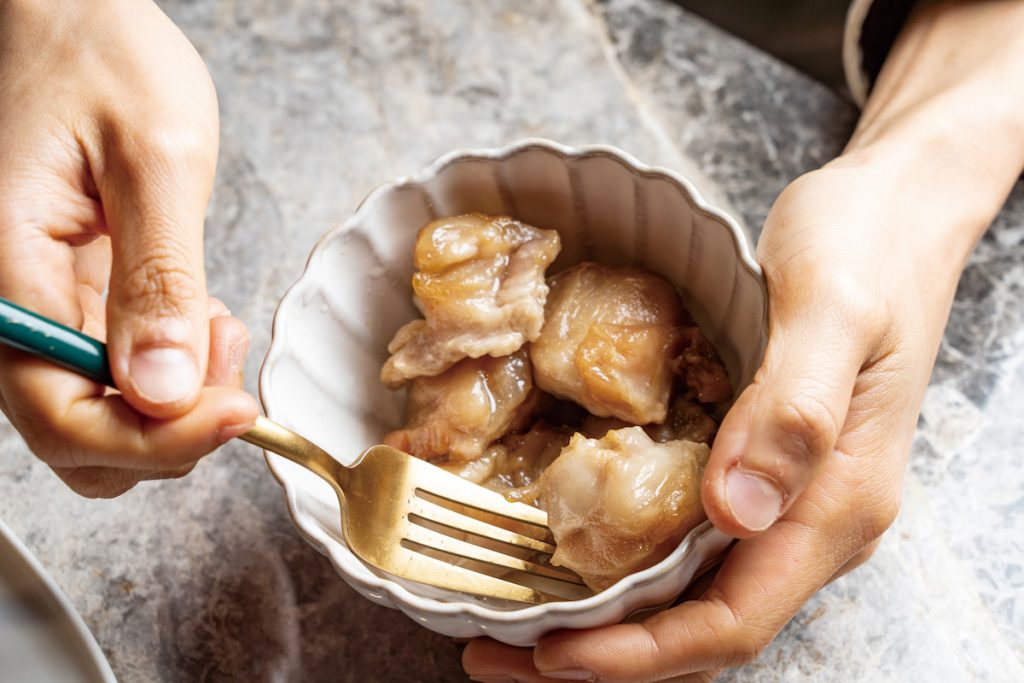 蹄筋熟成後滑潤鮮甜，如同不死鹹的豆腐乳。