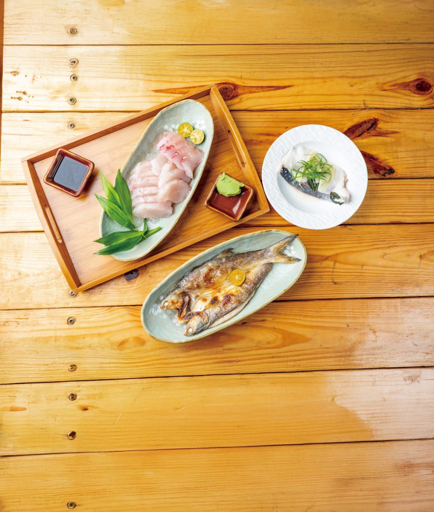 張正忠處理生魚片動作相當俐落。