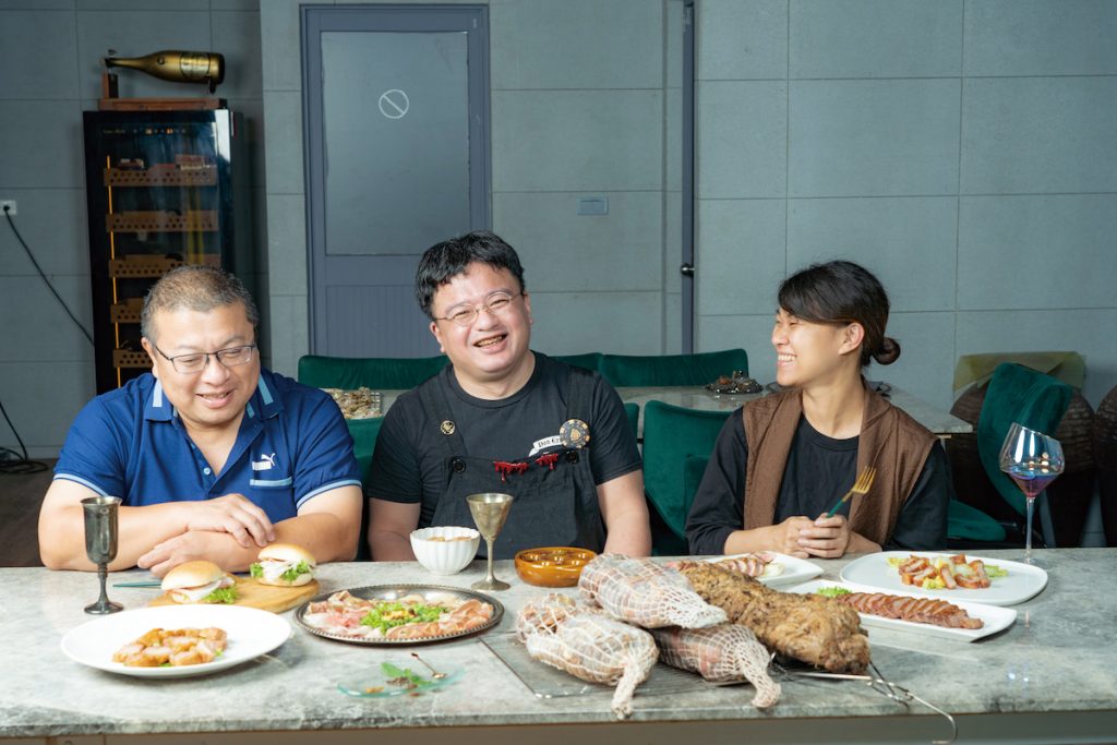 許文騰（左）是吼呷豬肉供應者，也是喜歡他們火腿的夥伴。