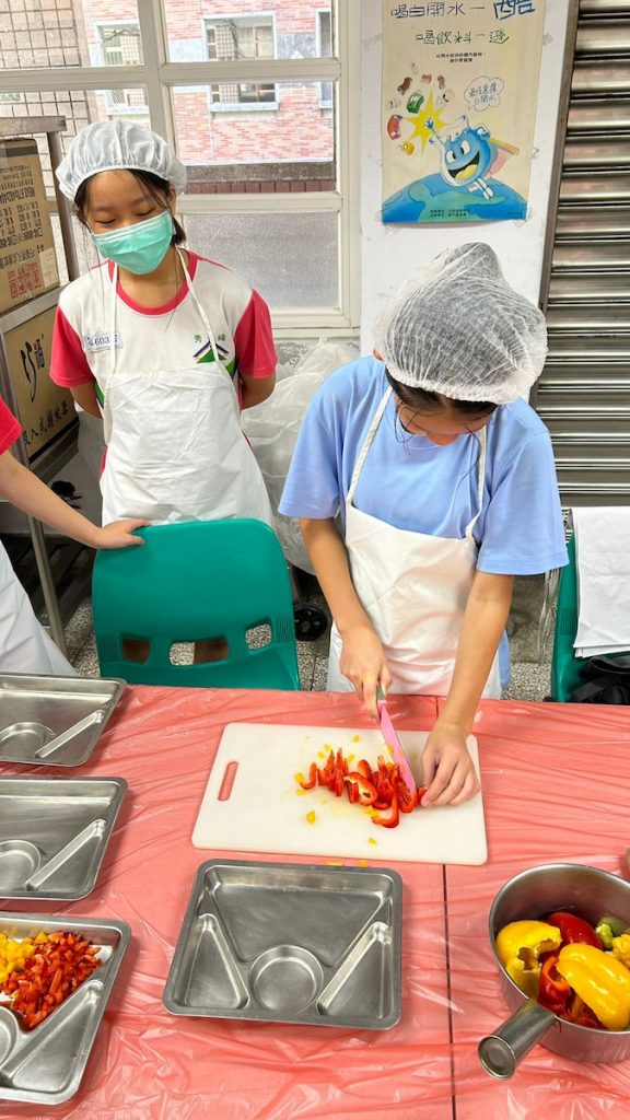 秀峰國小的孩子是從親手做飯開始，逐漸認識食材的來源。（圖片提供／楊蕊萍）