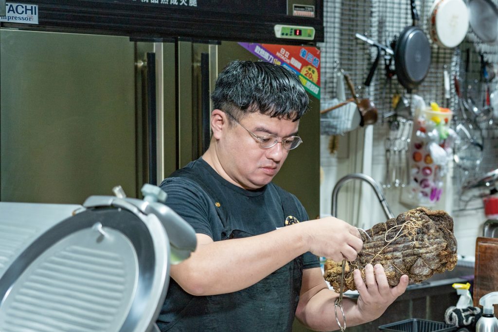 鄭明典受到古卷軸啟發，踏入熟成火腿的世界。