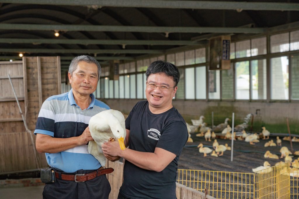 吼呷追求肉品來源頂級，讓甲鳥園老闆賴長盛（左）願意「割愛」提供櫻桃鴨。
