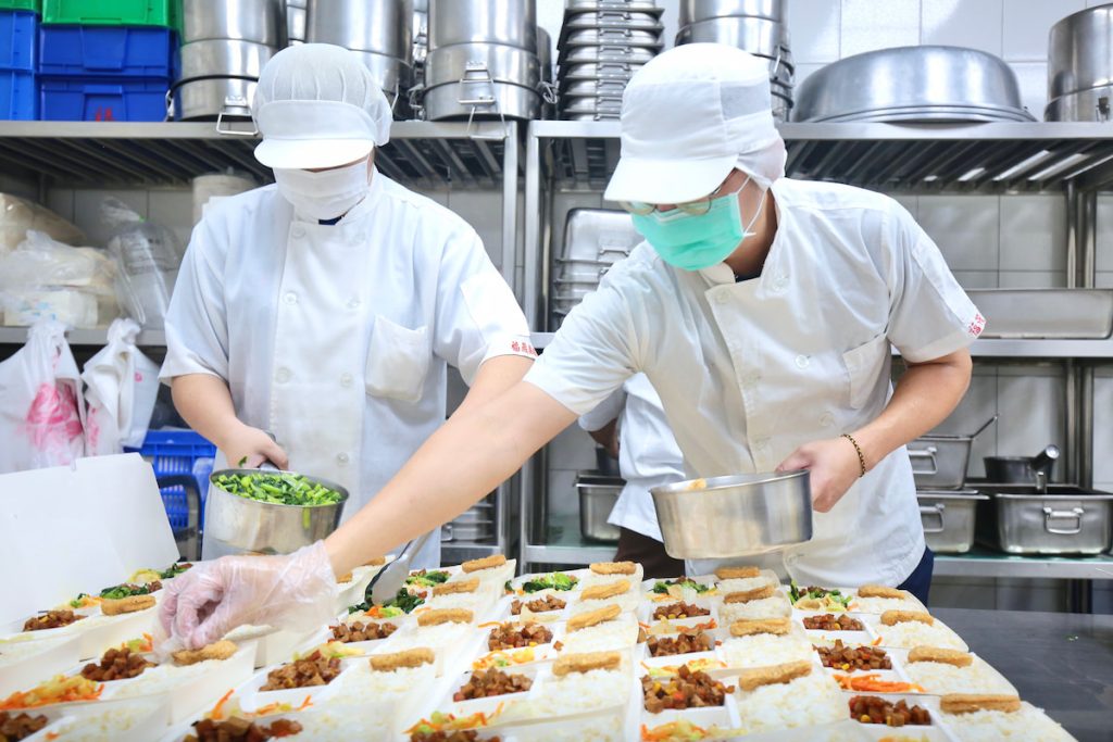 目前我國法規無法完整保障學校午餐廚工的勞動權益。(攝影/林怡均)