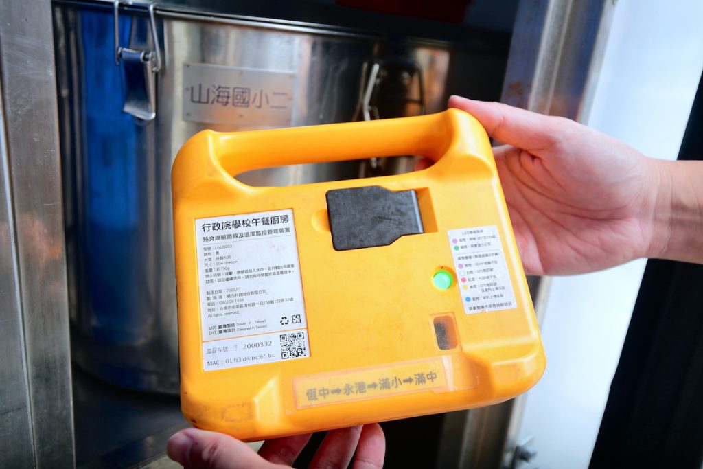偏鄉學校中央廚房從製備到送餐全程監控溫度。(攝影/林怡均)