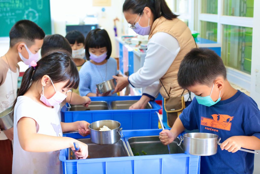 兒少普遍乳品攝取不足,各縣市學校午餐的乳品飲用頻率不一。
