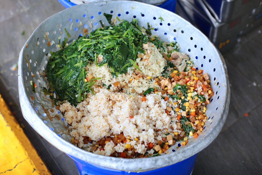 學校午餐剩食主要為白飯和青菜。