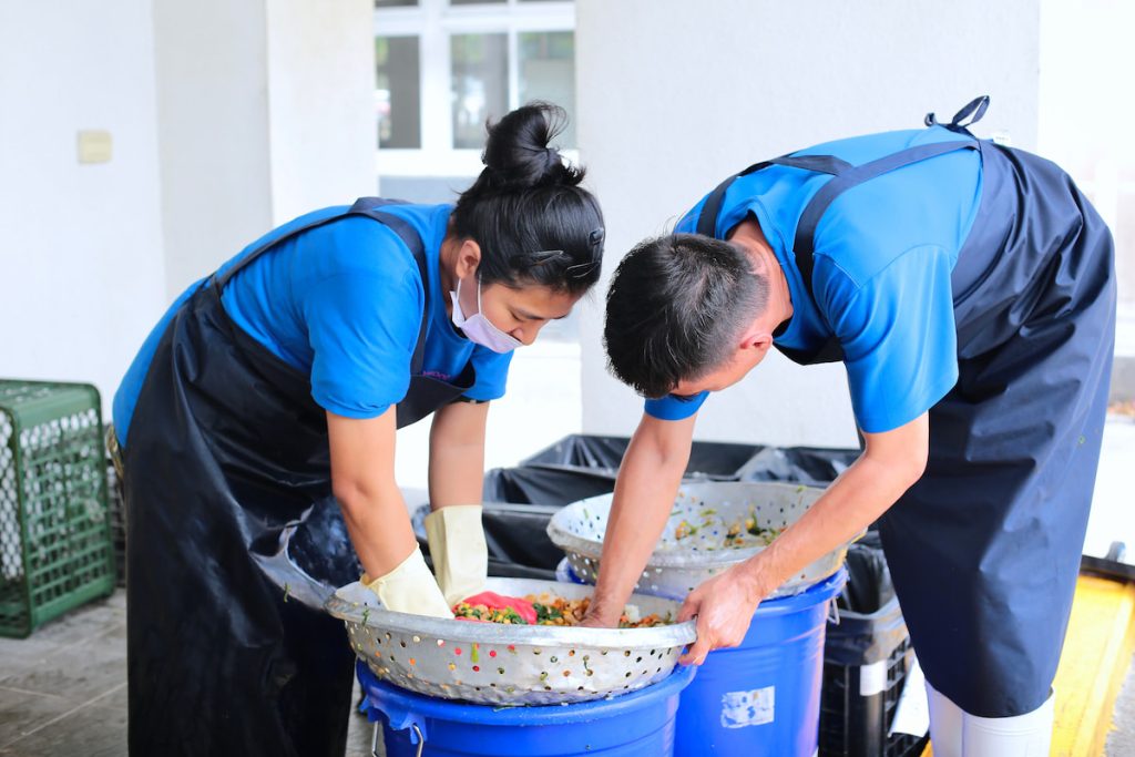 為減少廚餘體積,廚工必須手動瀝乾。