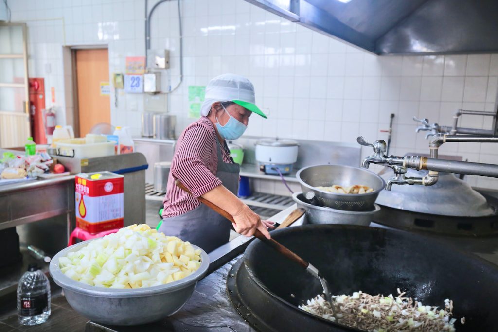 洪麗娟一人切菜備料，包辦所有炊煮過程。