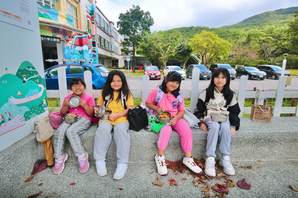 需要趕公車的長樂國小學童，可外帶午餐便當回家。