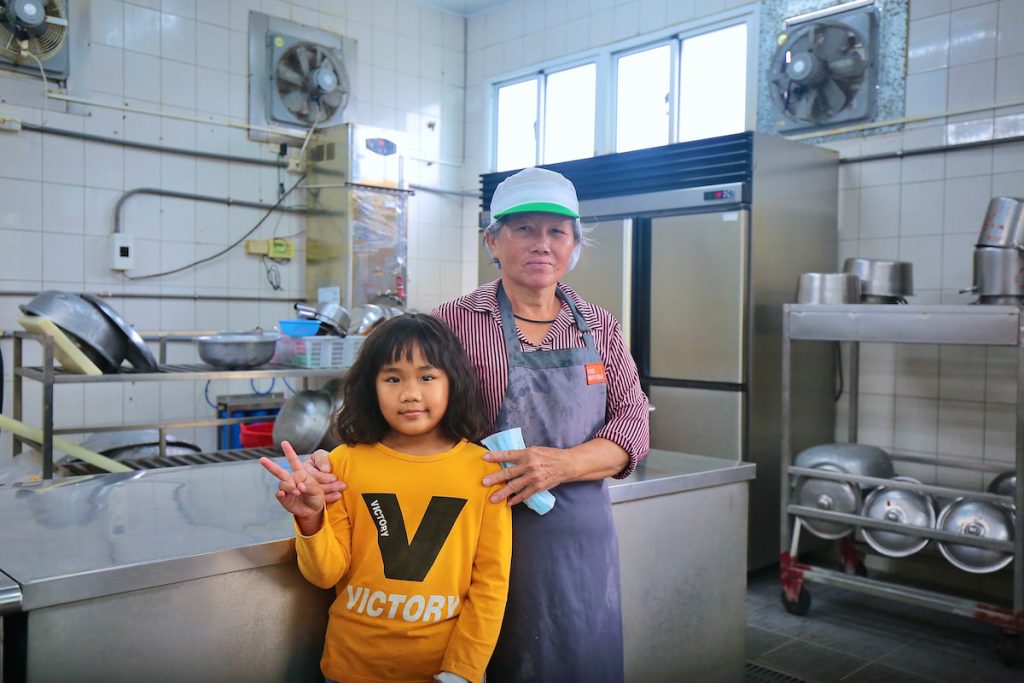 洪麗娟以母親、祖母的心情為學童煮飯。