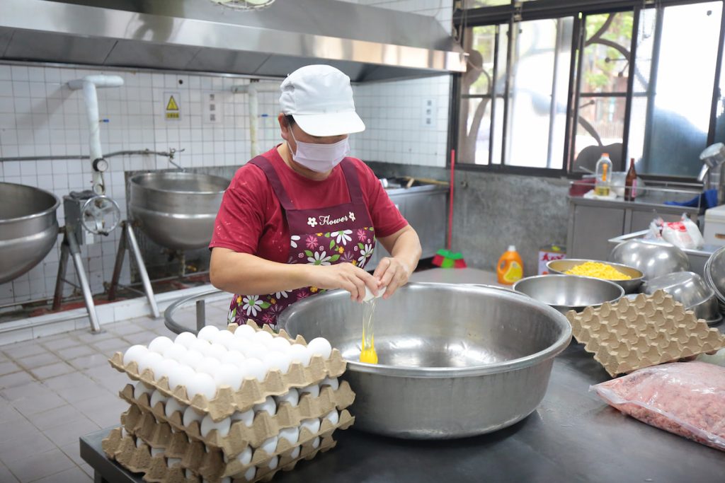 龍肚國小的廚房需從頭處理生鮮食材。
