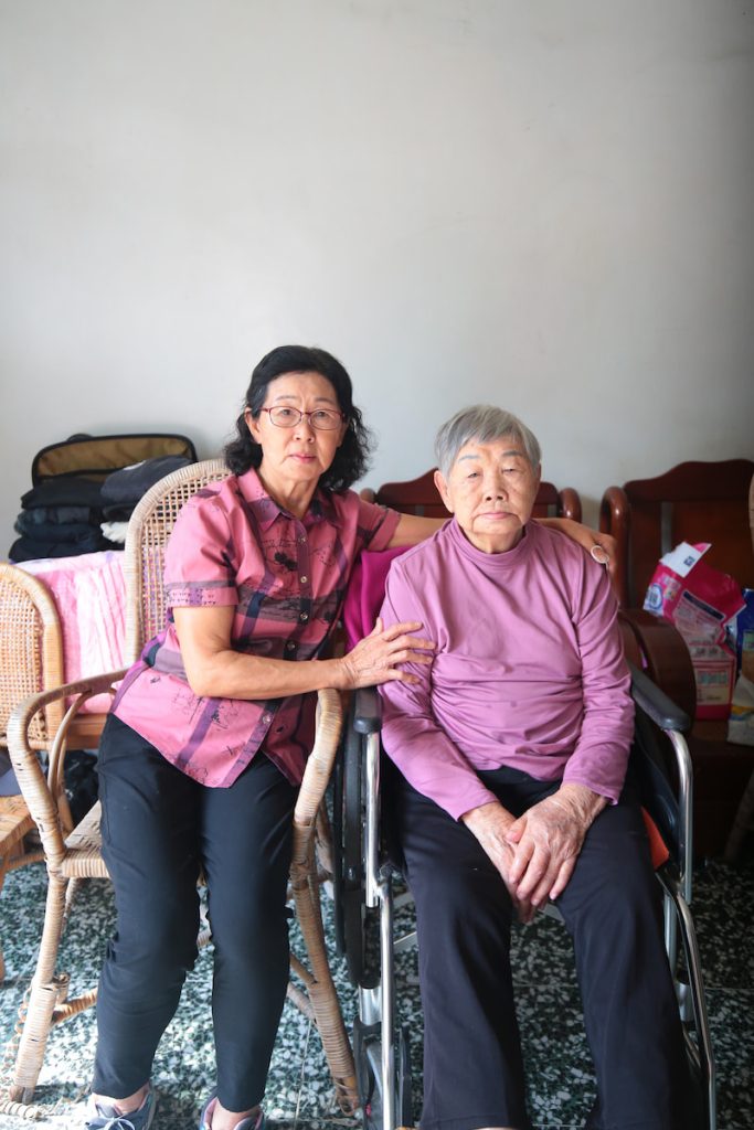 黃新妹（右）退休後，由女兒古菊貞（左）接棒掌廚。