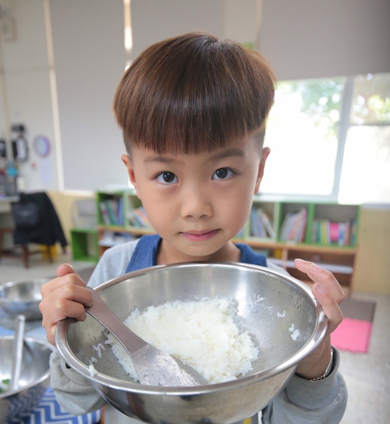 龍肚國小的學童都相當喜愛學校午餐。