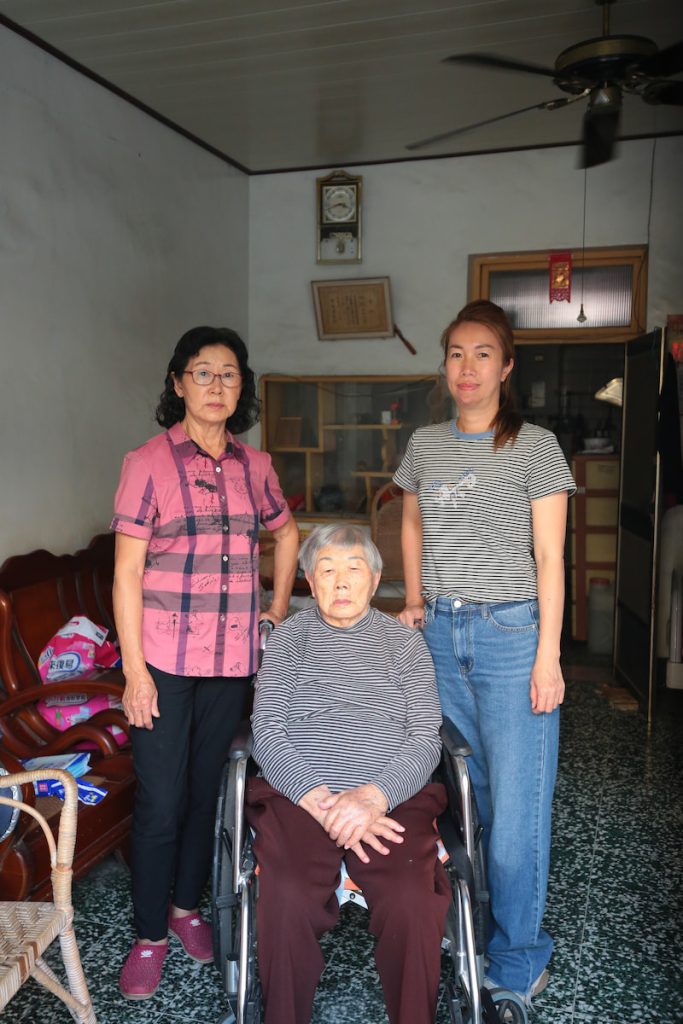 古菊貞、黃新妹、謝佳玲（由左至右）一家三代都是龍肚國小的廚工。