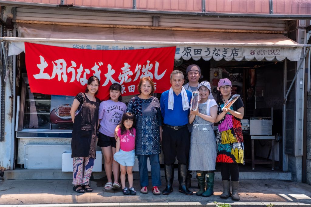 土用丑之日,原田一家歇業前最後與店舖的合照。