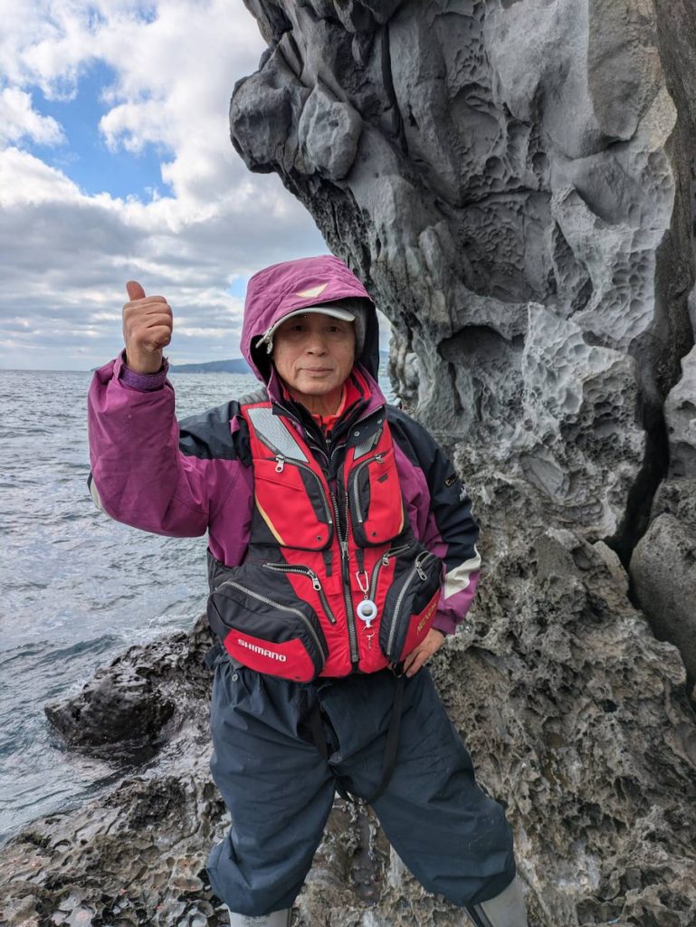 74歲海釣中的原田輝章。