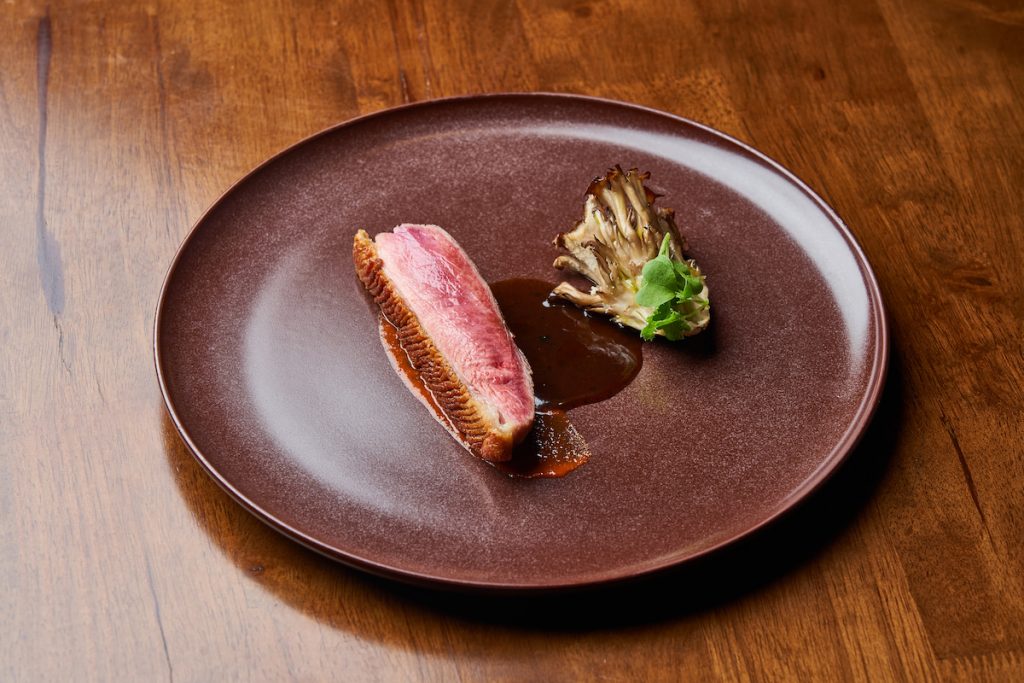 用當歸苦味調和鴨肉油脂,駕馭禽類野味,加入臺味巧思。