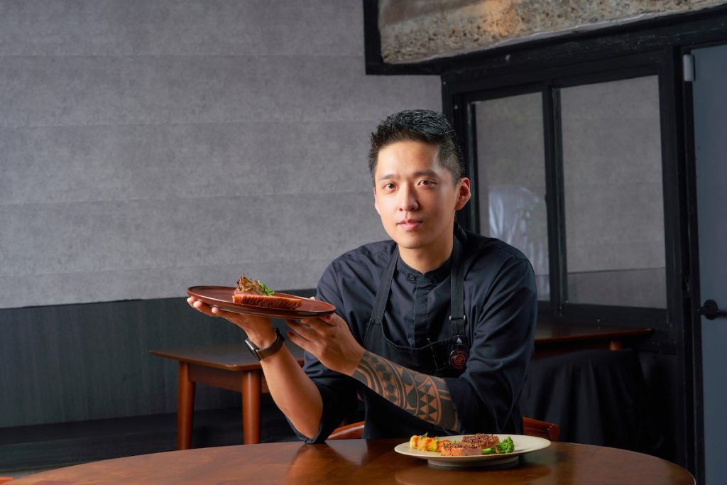 TABLEAU餐廳主廚楊子毅與乾熟工場合作,用胭脂鴨、巧克力豚等食材,創作當代法式辦桌料理。