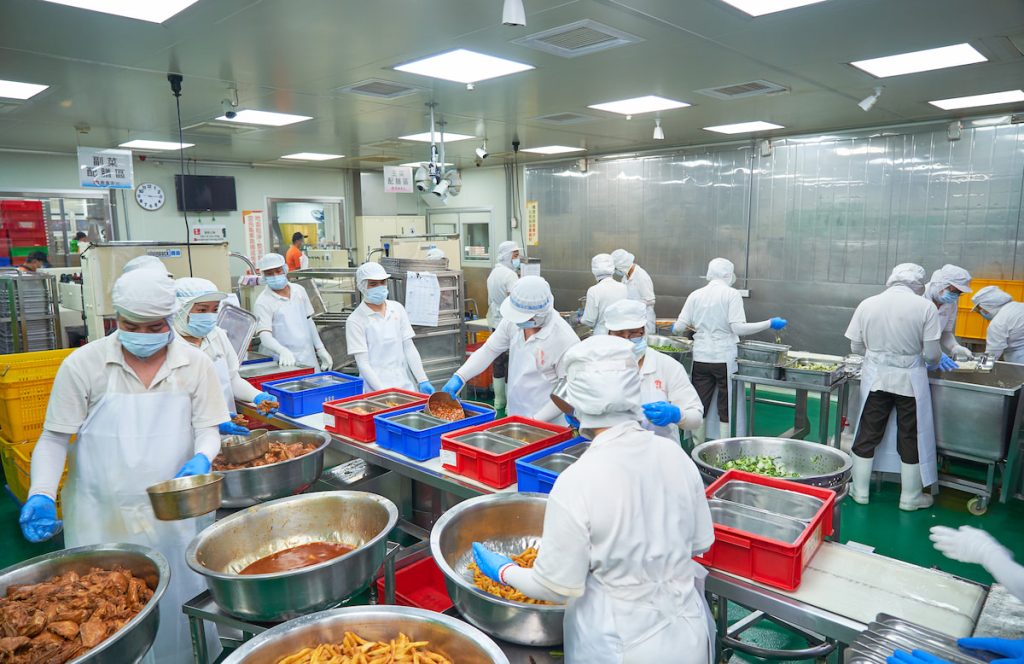 都會區團膳廚房日日供應數量龐大的學校午餐。(攝影/吳尚鴻)