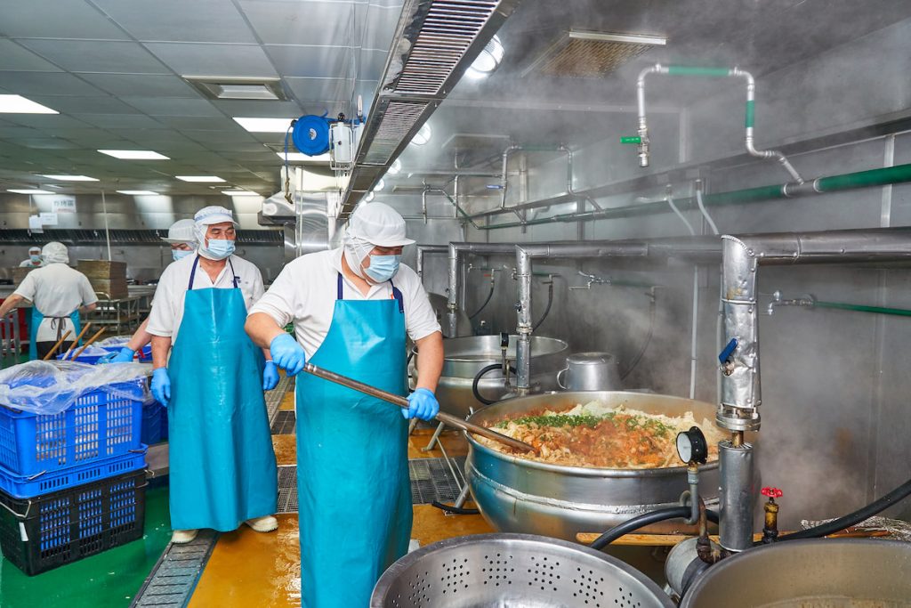 都會區團膳廚房猶如戰場。(攝影/吳尚鴻)
