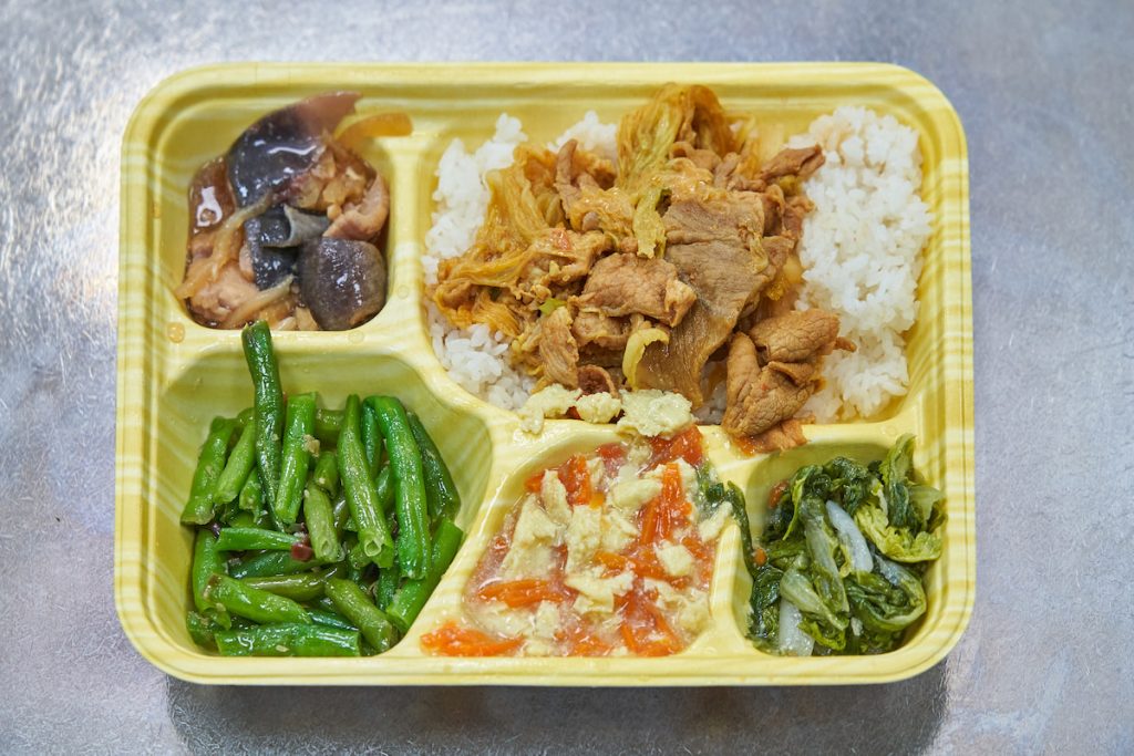 國教署將透過菜色調整,讓學童掃空餐盤、減少剩食。(攝影/吳尚鴻)