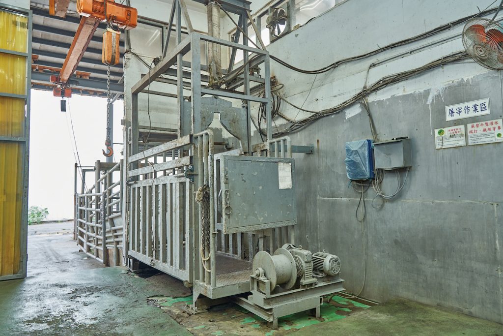 芸彰採用產銷一條龍的生產策略,從牧場、屠宰、分切包裝、餐廳等層層把關。此為雲林縣牛隻電宰場。