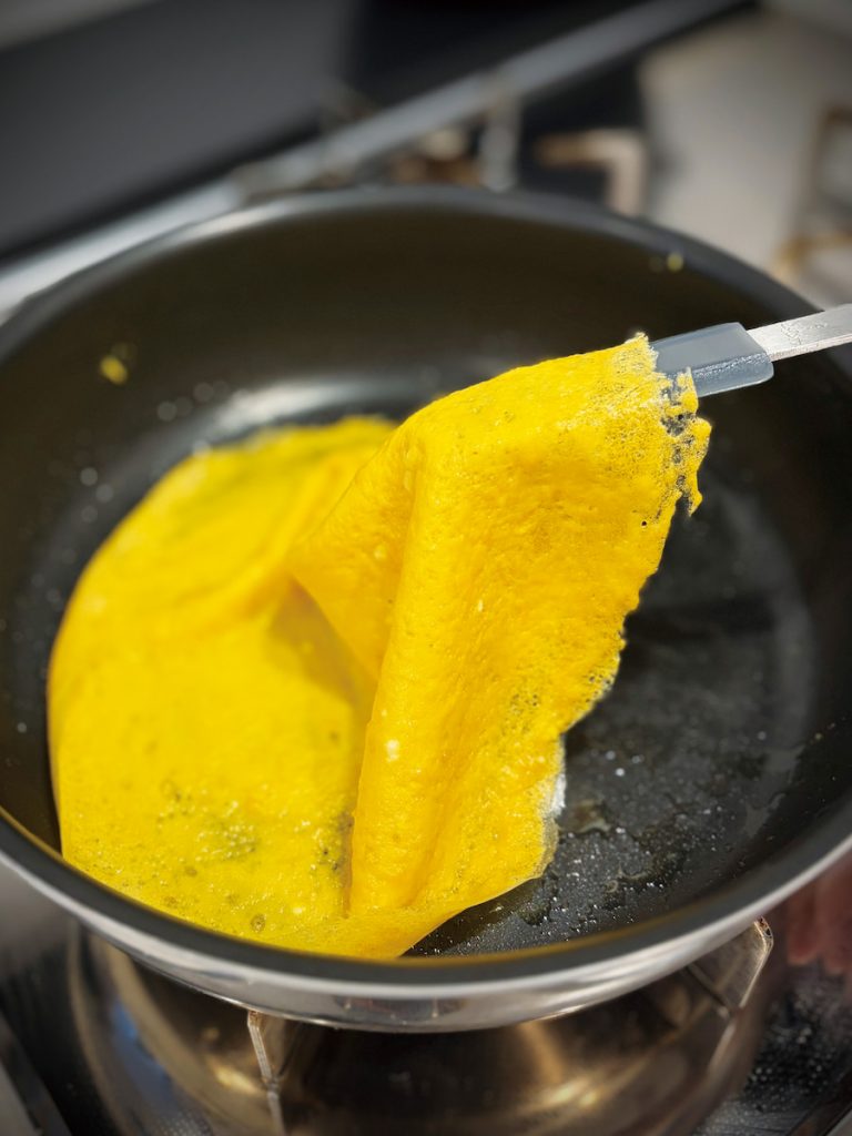 料理步驟
1 米炊煮時放一小截乾昆布(可省略)水量比平時稍減。煮好後趁熱淋入壽司醋,一邊用飯勺以「切撥」的方式混合,並讓熱氣自然散去。
2 一顆蛋加少許鹽、糖、日式高湯、最後加半小匙太白粉後打散。鍋底抹油煎成薄蛋皮,疊起後切細絲。