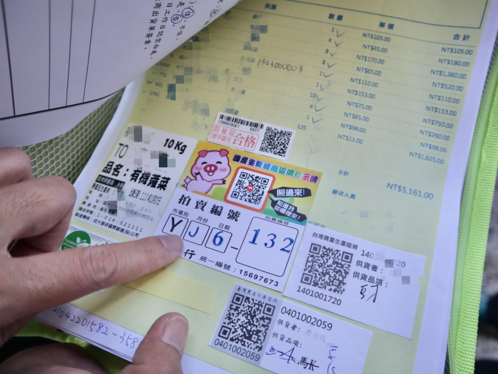 過往驗收環節需剪貼標章,造成午餐秘書大逃亡。(攝影/林怡均)