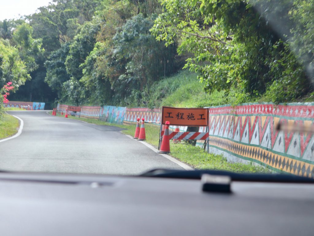 偏鄉學校聯外道路少,常因天候施工等因素交通不便。(攝影/林怡均)